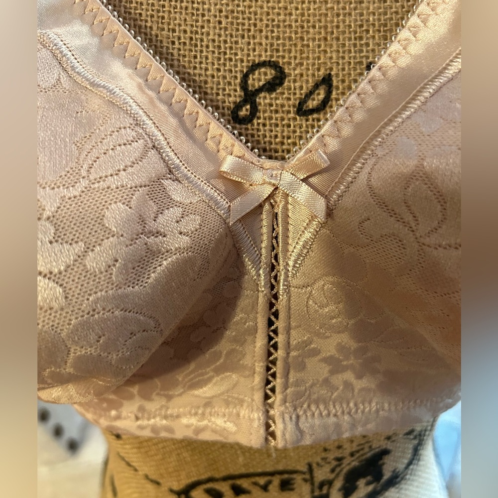 ✔️ NWOT Bali Bra Size 42C Nude Unpadded No Wire